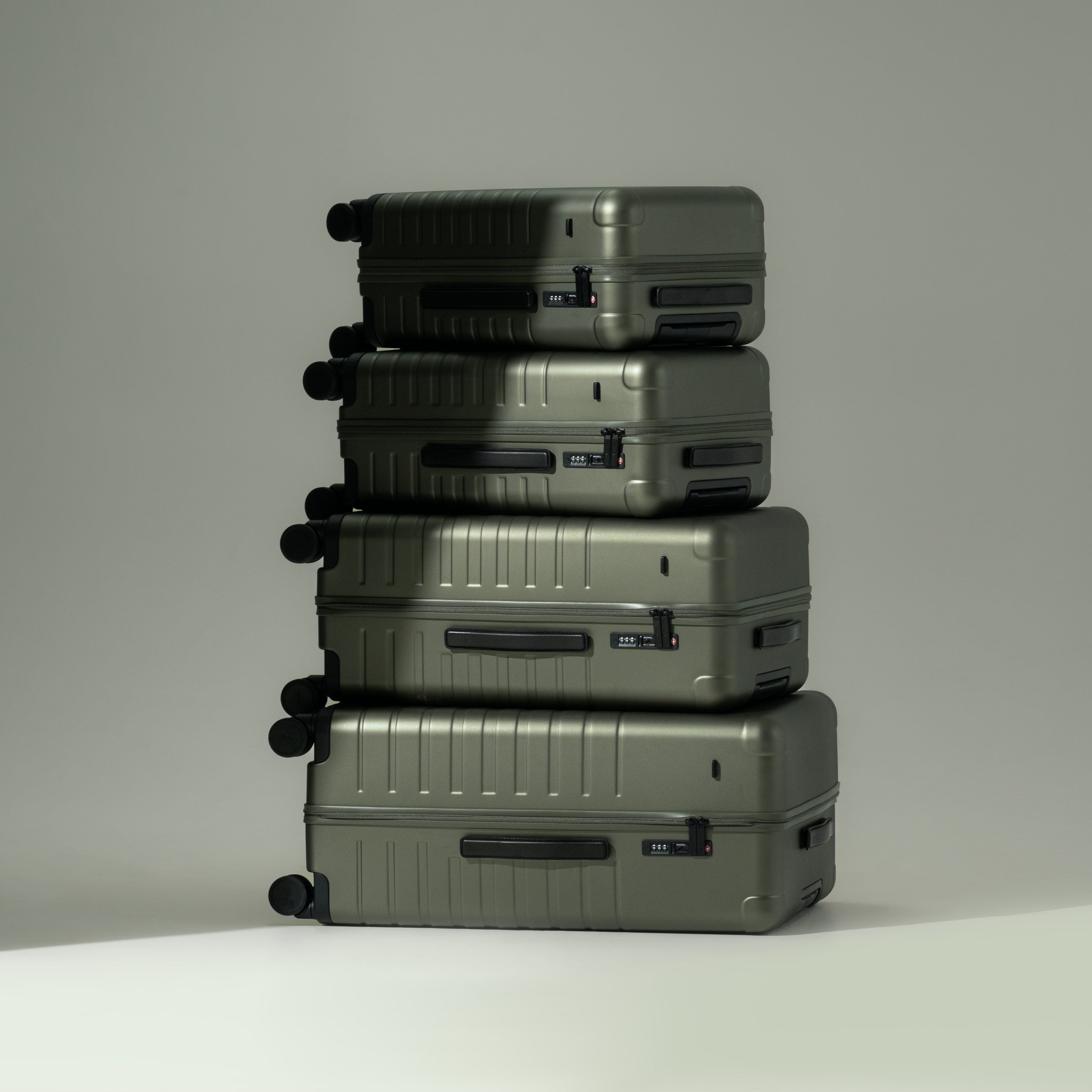 Essential スーツケース マットブラック