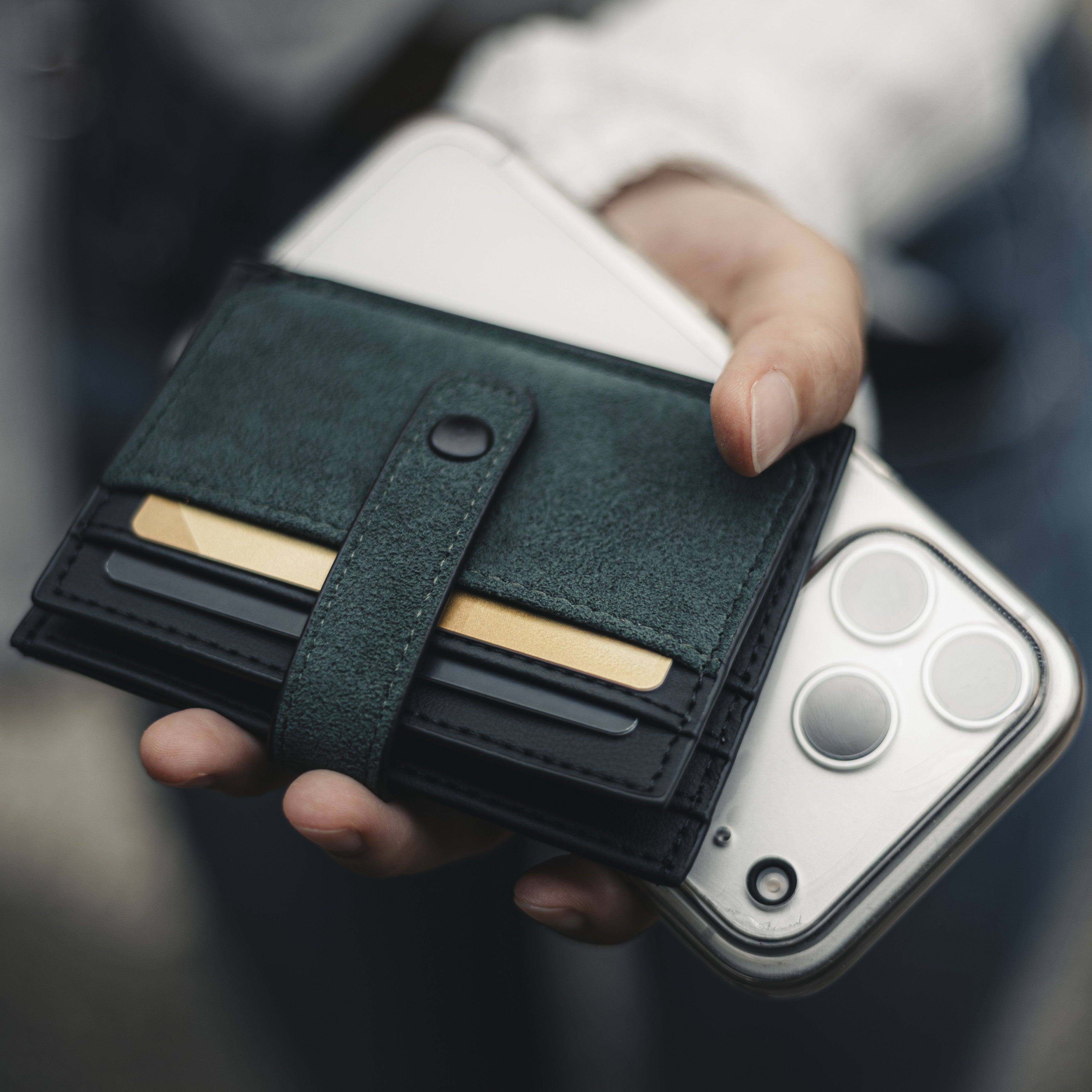 محفظة ألكانتارا رفيعة مزودة بخاصية حجب RFID