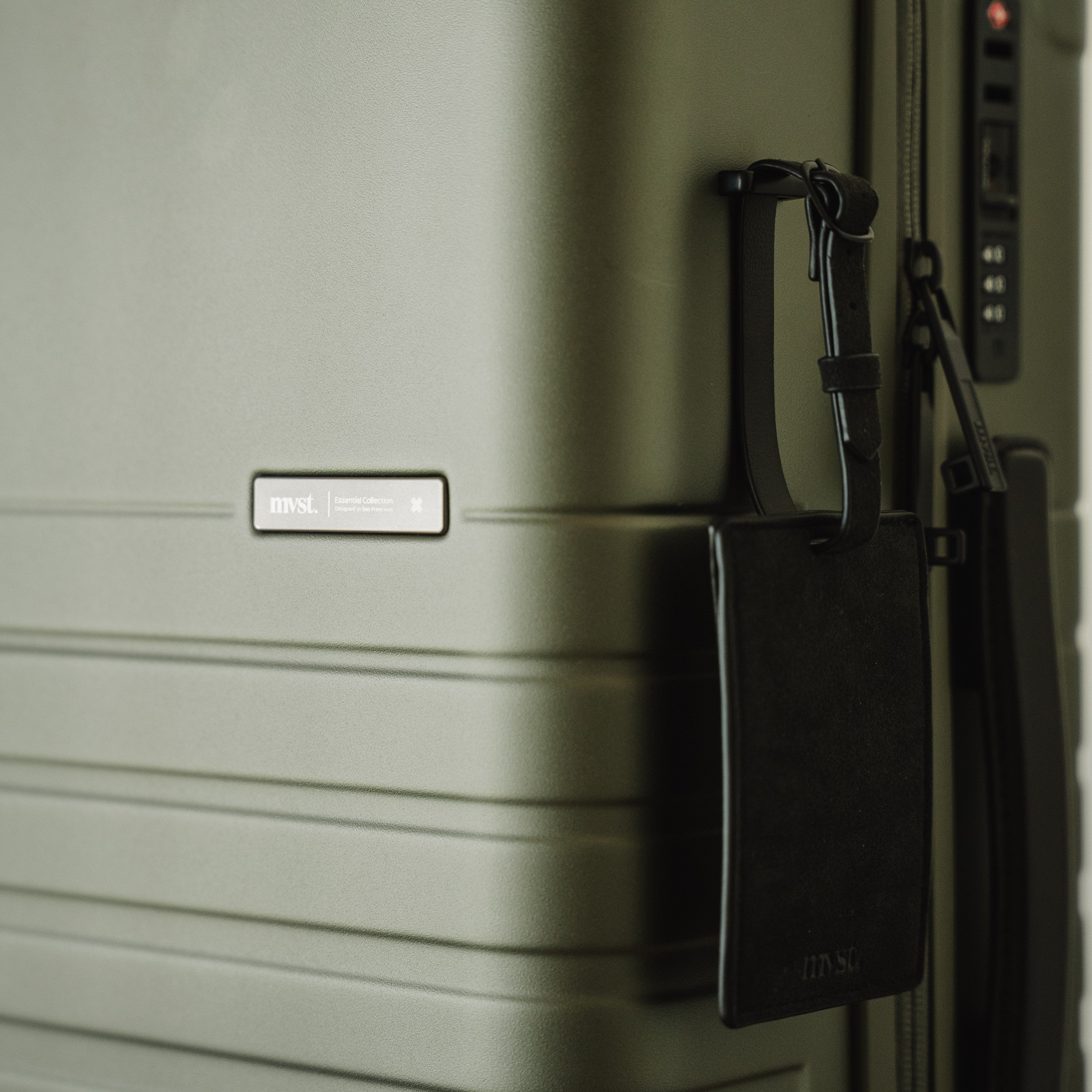 Essential スーツケース マットブラック