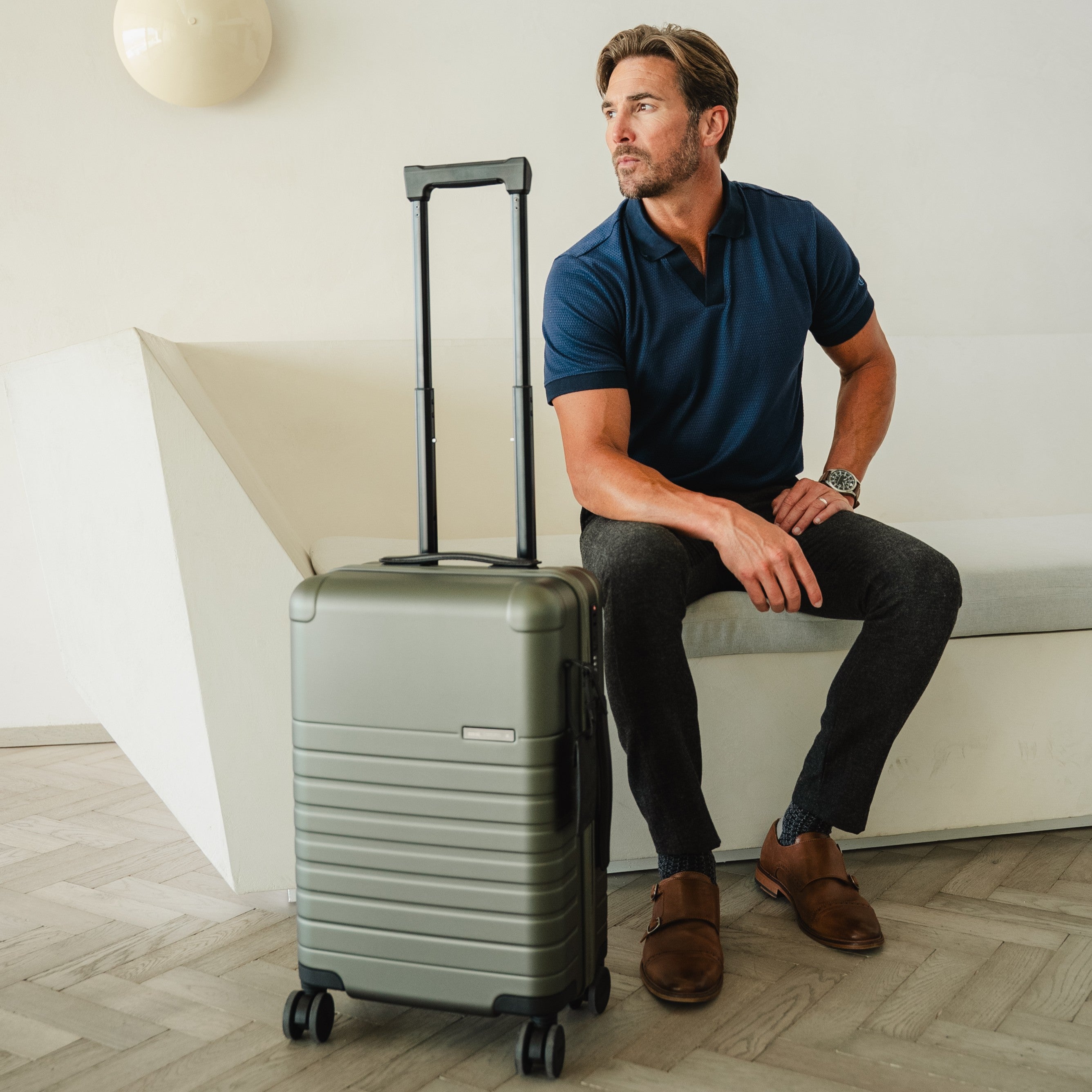 Essential スーツケース マットブラック