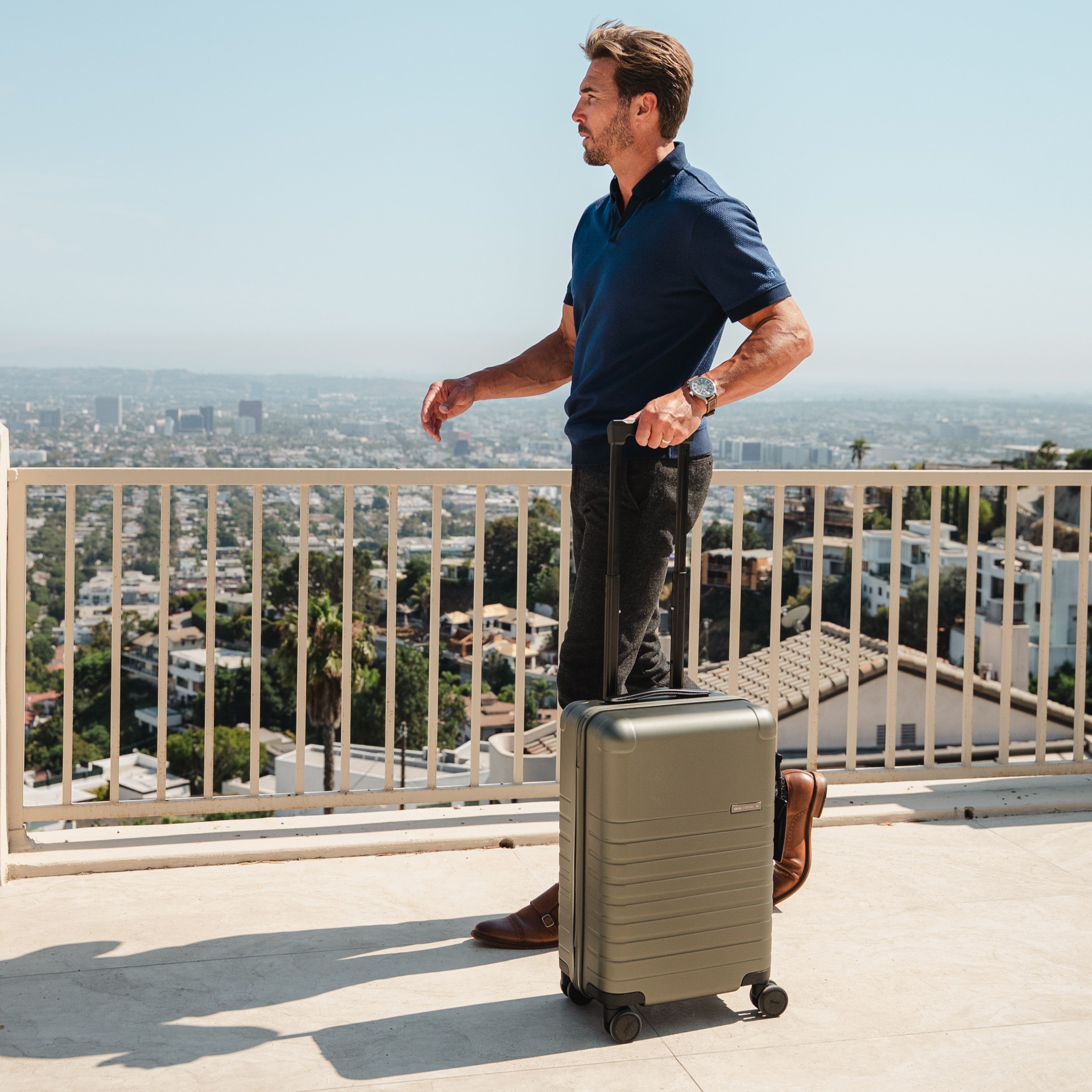 Essential スーツケース マットブラック