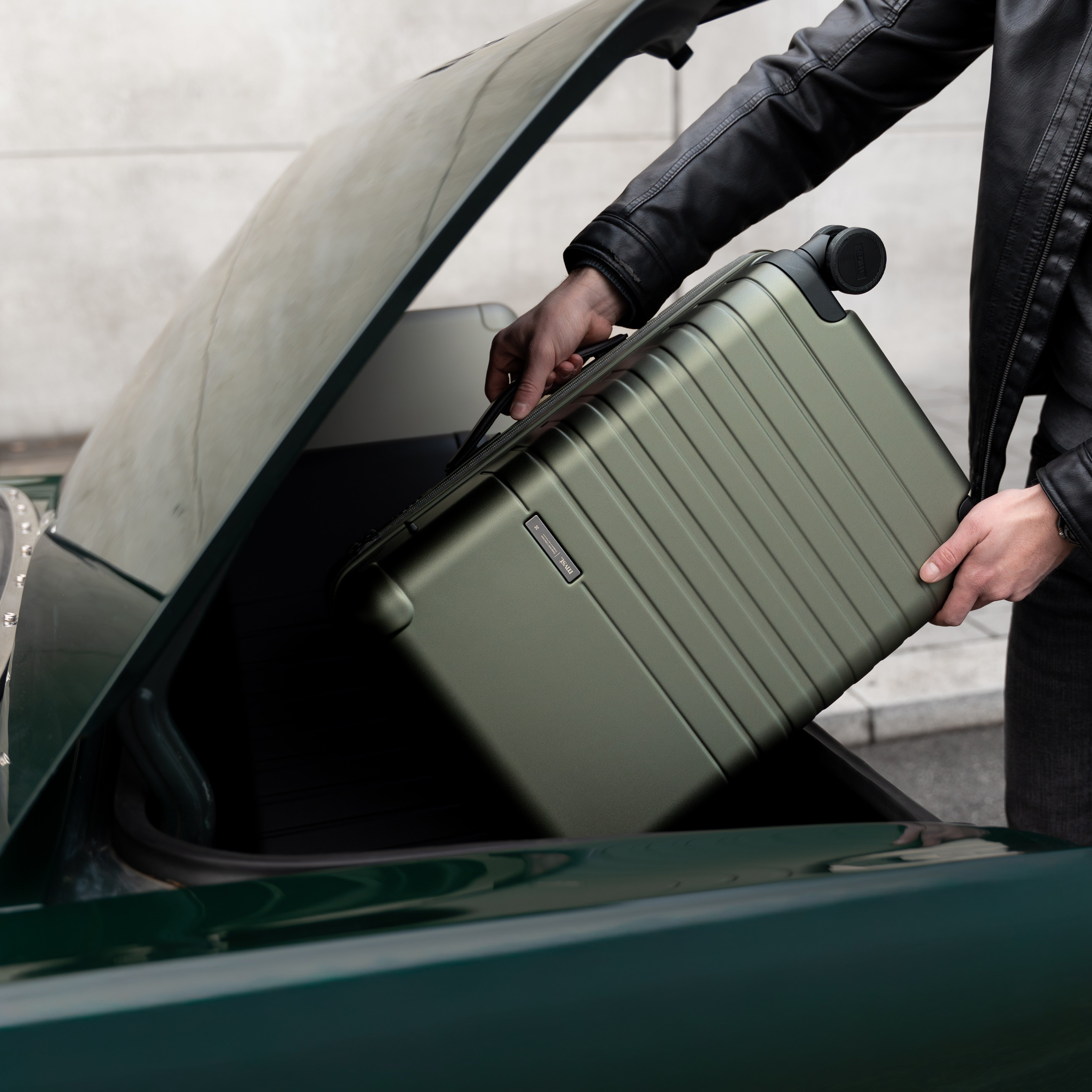 Essential スーツケース マットブラック