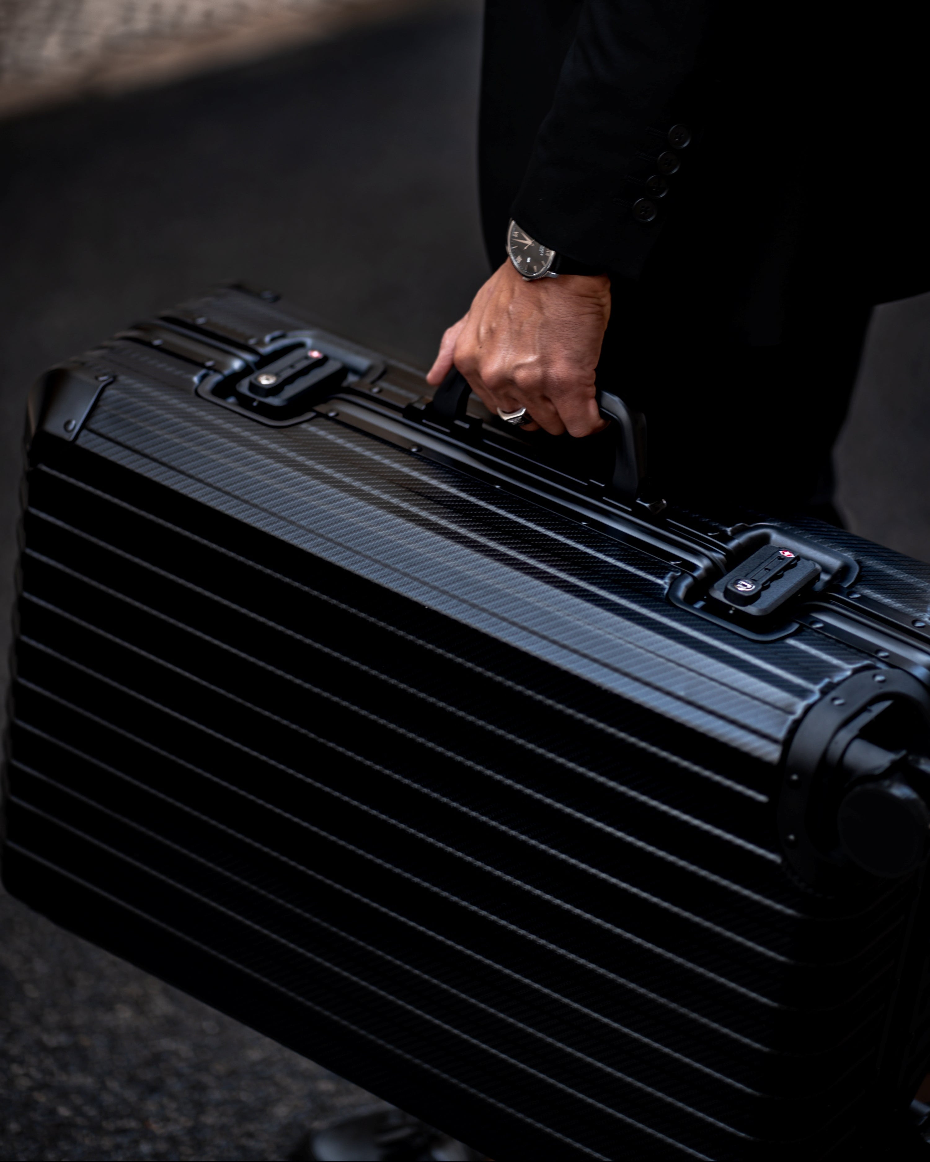 Essential スーツケース マットブラック